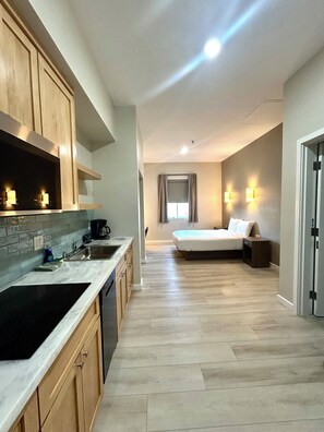 Schreibtisch, laptopgeeigneter Arbeitsplatz, kostenloses WLAN