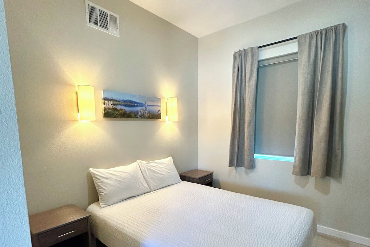 办公桌、笔记本电脑工作区、免费 WiFi