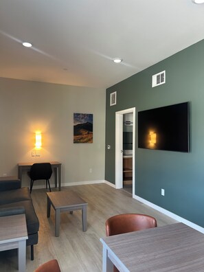 Familienapartment | Wohnbereich | 43-Zoll-Smart-TV mit Digitalempfang