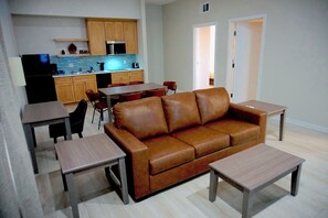 Deluxe-Apartment | Wohnbereich | 43-Zoll-Smart-TV mit Digitalempfang