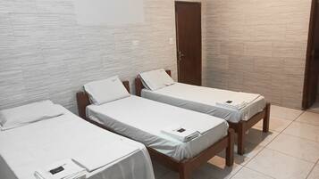 Quarto standard, 3 camas de solteiro | Espaço de trabalho para notebook, Wi-Fi de cortesia, roupa de cama