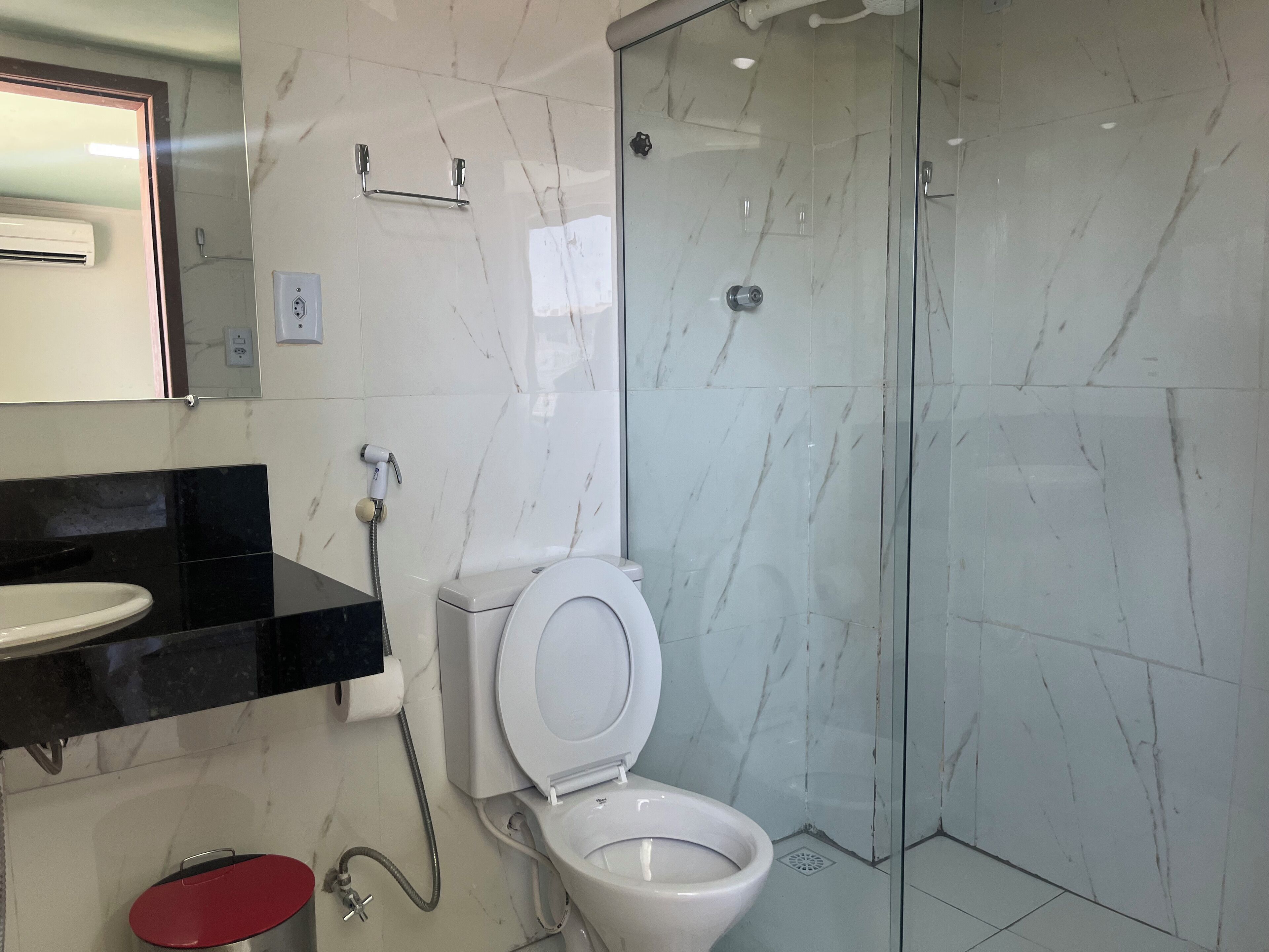 Quarto premium, vista para a cidade | Banheiro | Chuveiro, toalhas de banho, sabonete, papel higiênico