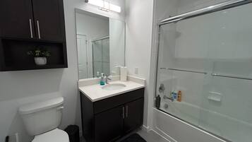 Een douche, een haardroger, handdoeken, zeep