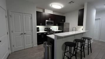 Microondas, horno, placa de cocina, lavavajillas