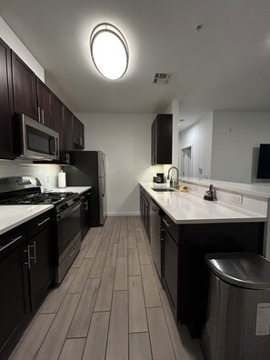 Micro-ondes, four, plaque de cuisson, lave-vaisselle