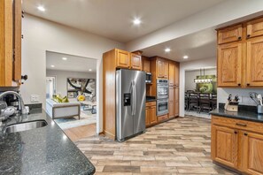 Fridge, microwave, oven, stovetop - Enjoy The Koi, Pool & Hot Tub, Sleeps 14, Views and Great Location! (Sedona)