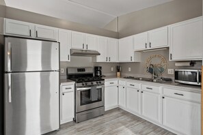 Kjøleskap, mikrobølgeovn, ovn og kokeplater