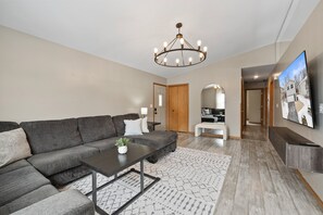 Smart TV - Paws at the Lake - Close to boat launch! (Twin Lakes)