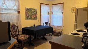 Dining - Vintage 2-bedroom cottage in Friendly neighborhood of  Eugene with WiFi & AC (Eugene)