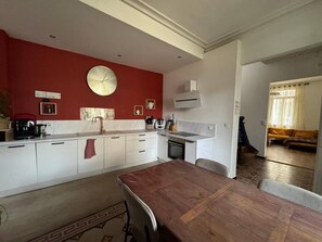 Kühlschrank, Ofen, Geschirrspüler, Kochgeschirr/Geschirr/Besteck