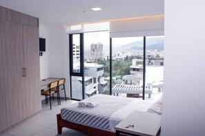 Apartamento conforto, vista para a cidade | 1 quarto, escrivaninha, espaço de trabalho para notebook