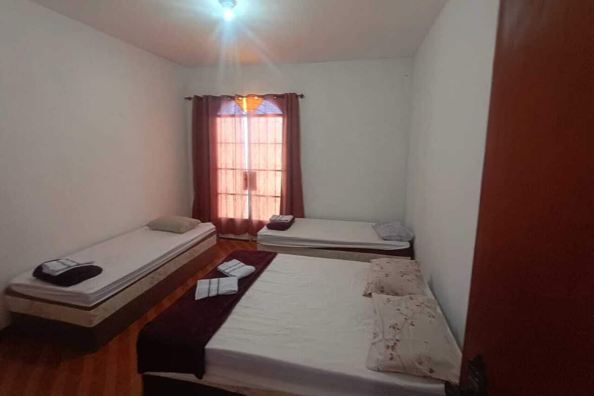 Habitación cuádruple Deluxe, balcón, vistas a la ciudad | Espacio para trabajar con un portátil y wifi gratis