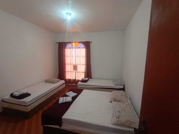 Habitación cuádruple Deluxe, balcón, vistas a la ciudad | Espacio para trabajar con un portátil y wifi gratis