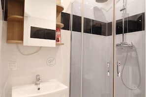 Douche, sèche-cheveux, savon, shampoing