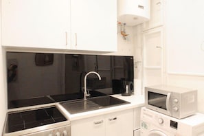 Micro-ondes, four, plaque de cuisson, cafetière/bouilloire