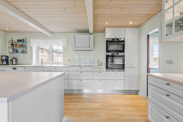 KylskÄp, ugn, diskmaskin och kaffe- och tebryggare