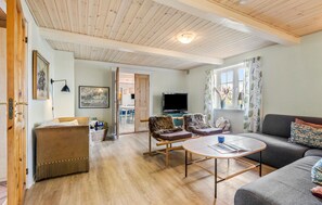 TV, fireplace, table tennis - Nice home in Nørre Nebel with WiFi (Nørre Nebel)
