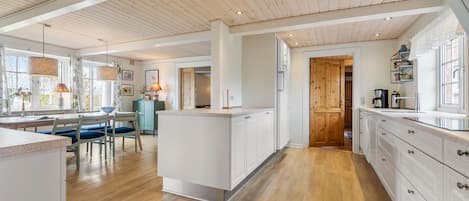 Kühlschrank, Ofen, Geschirrspüler, Wasserkocher mit Kaffee-/Teezubehör