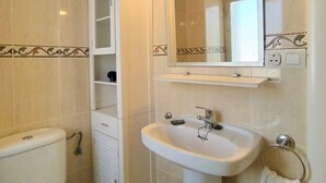 House, 3 Bedrooms | Bathroom - Global Turia Playa - By Global Rental Holidays 8854 (Benidorm)