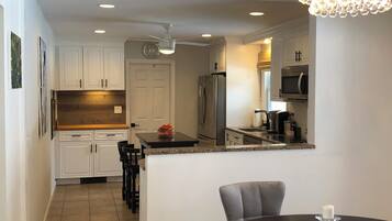 Kylskåp, mikrovågsugn, ugn och spishäll