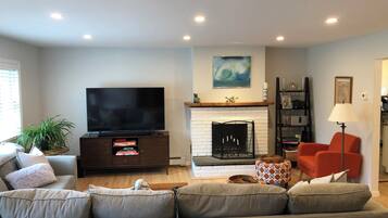 Smart-tv, eldstad och böcker