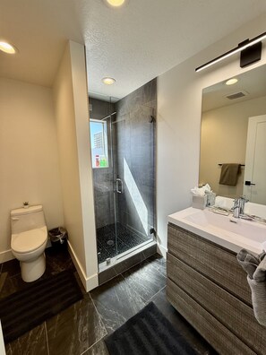 Een douche, een haardroger, handdoeken