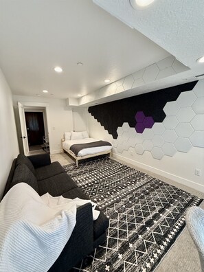 4 slaapkamers, een bureau, een strijkplank/strijkijzer, reisbedje