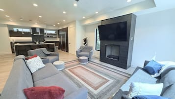 Smart-tv, een open haard, een kantoor en een computerscherm