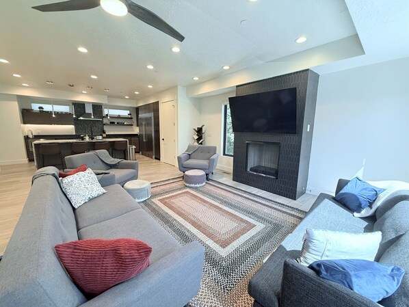 Een smart-tv, een open haard, een kantoor en een computerscherm