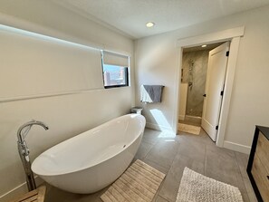 Een douche, een haardroger, handdoeken