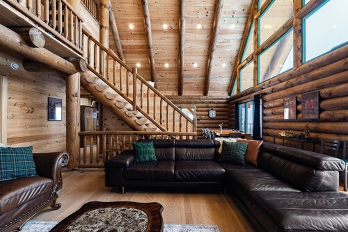 Arborum North Forest | Logs, spa, ski, pool table and slope views