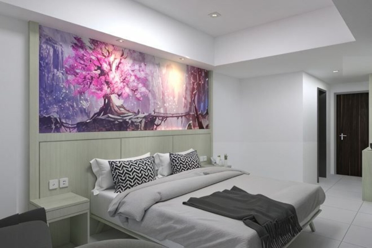 Een moderne slaapkamer met een groot bed, een nachtkastje, een schilderij aan de muur en een deur.