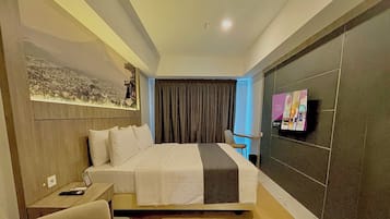 Habitación superior, balcón, vistas a la ciudad | Caja fuerte, escritorio, espacio para trabajar con un portátil