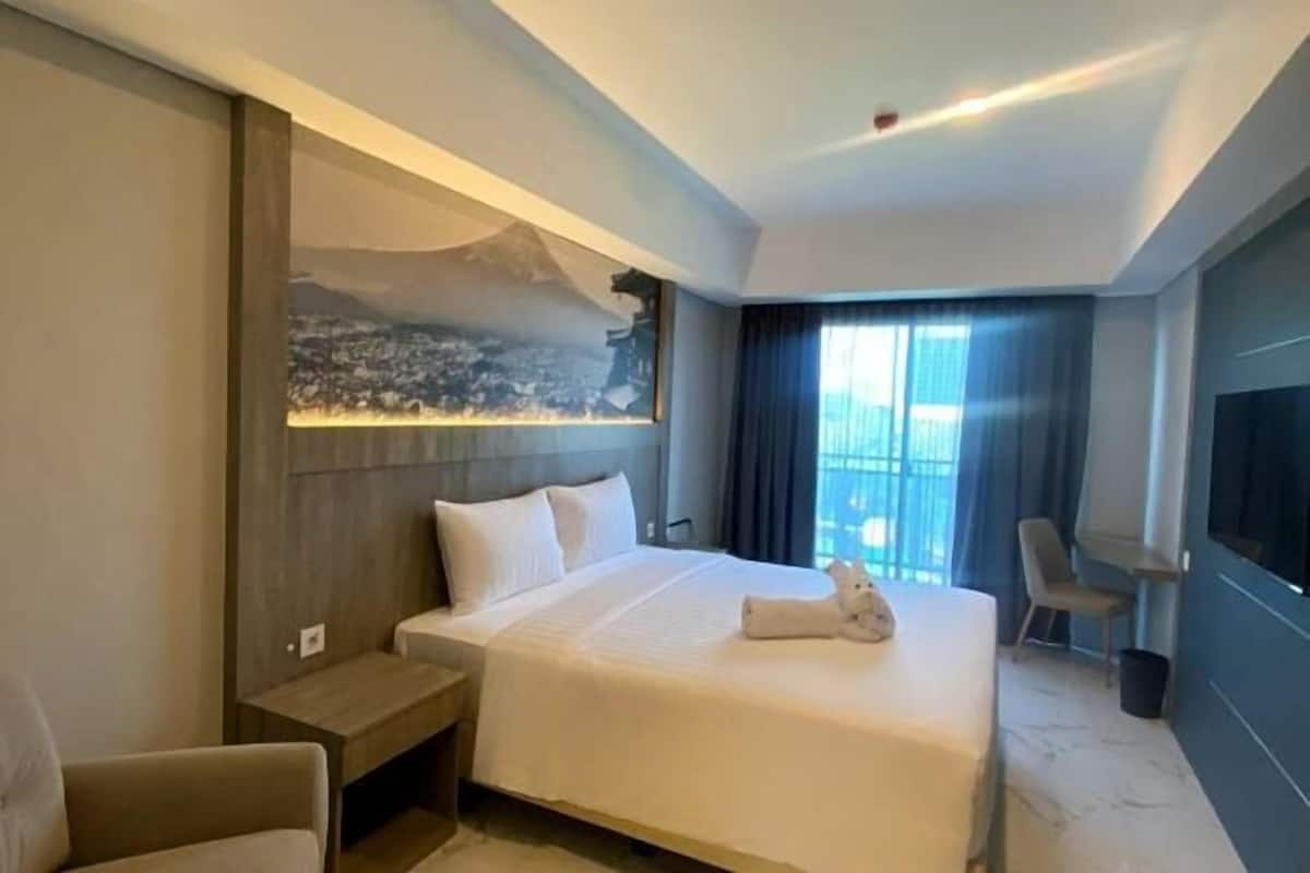 客房內保險箱、書桌、筆電工作空間、隔音