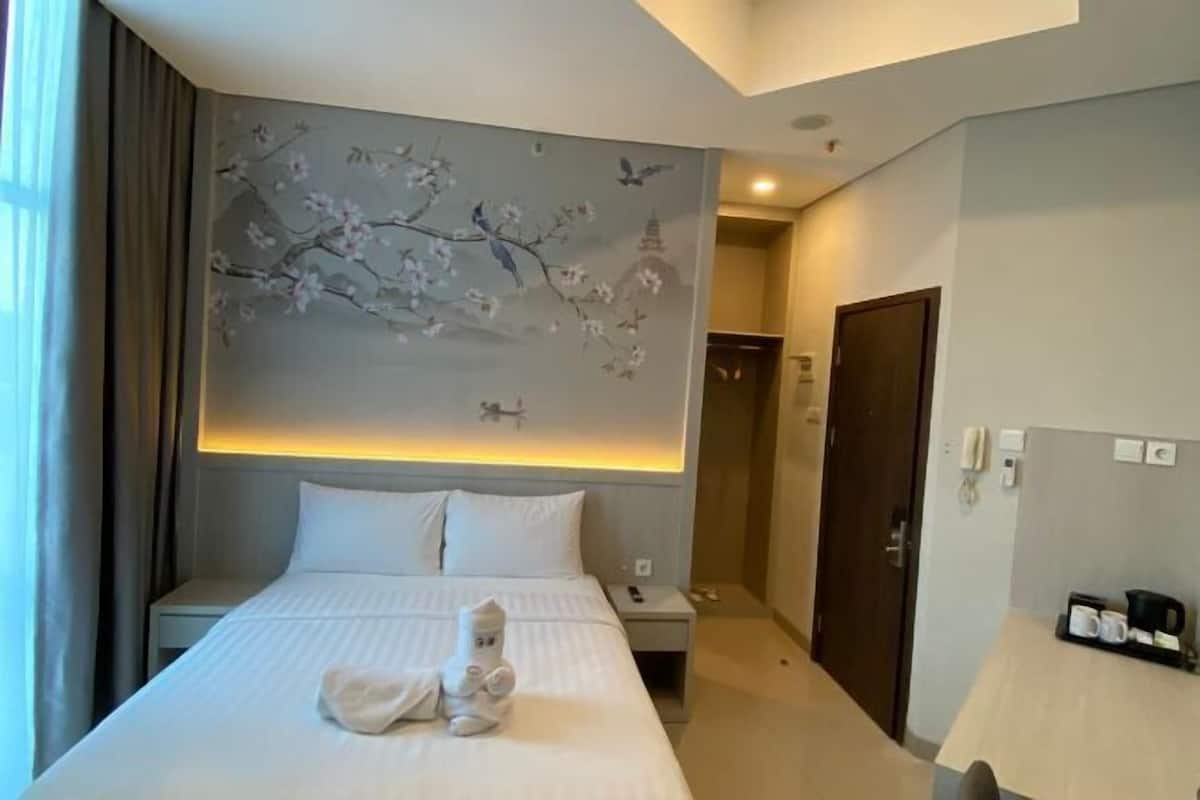 In-room safe, desk, laptop workspace, soundproofing