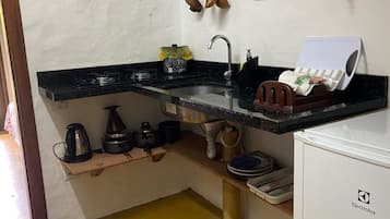 Refrigerador, parrilla de estufa y utensilios de cocina