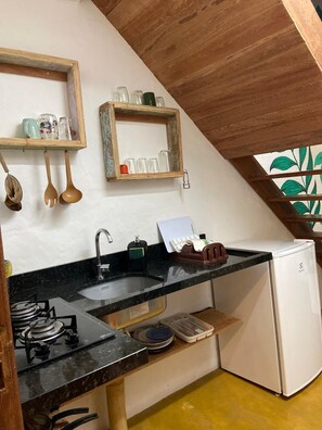 Fridge, stovetop, cookware/dishes/utensils - Tranquility and nature in Florianópolis! (São João do Rio Vermelho Florianópolis)
