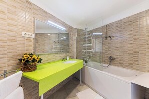 シャワー、ヘアドライヤー、タオル