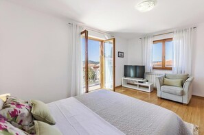 5 bedrooms, internet, bed sheets