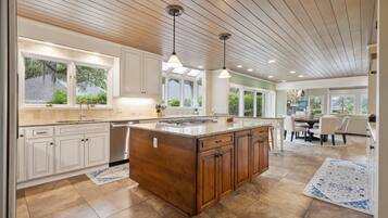 冰箱、微波炉、烤箱、炉灶