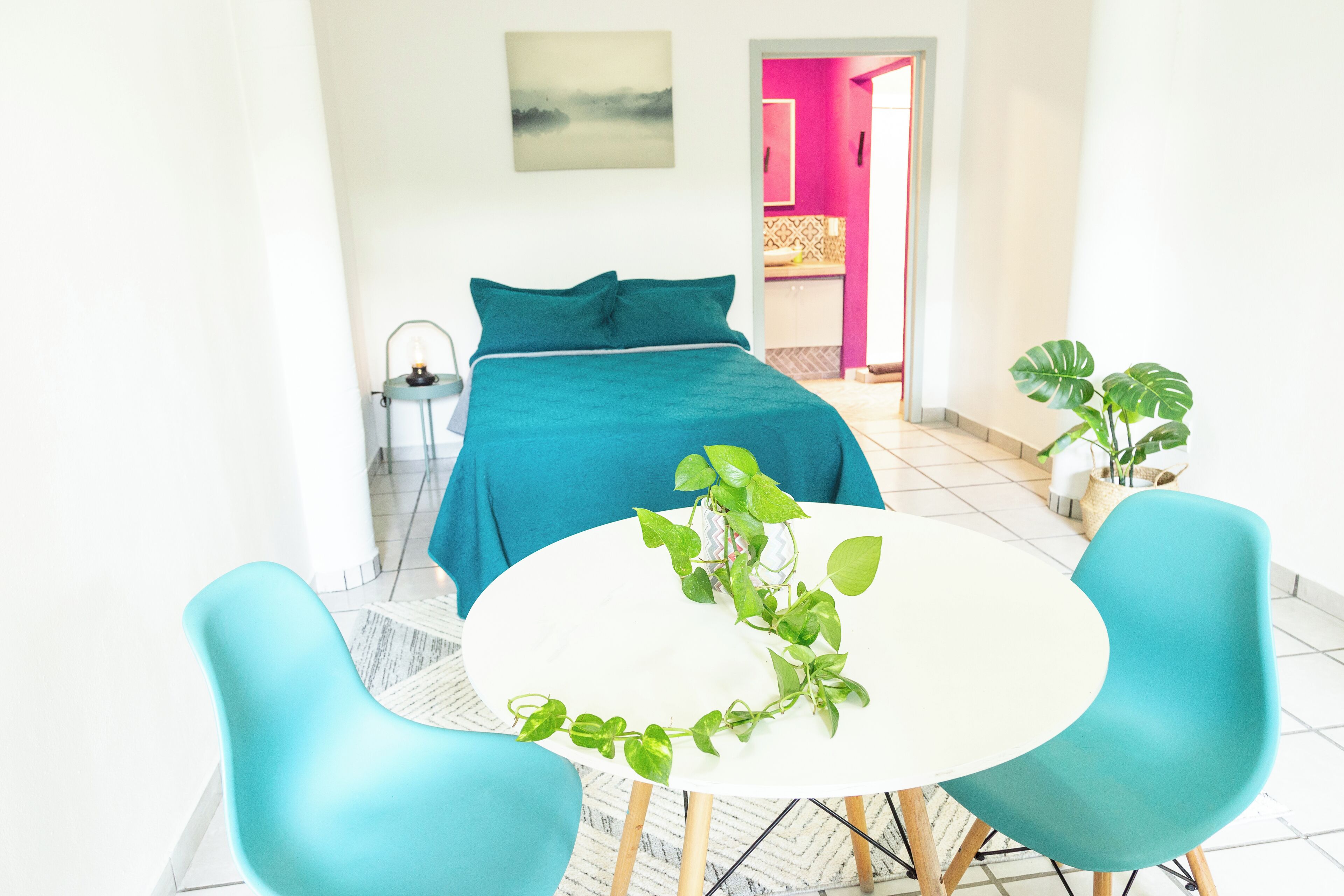 Edredón, decoración personalizada, muebles diferentes y wifi gratis 