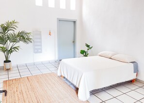 Cubrecamas, decoración personalizada, muebles diferentes y wifi gratis 
