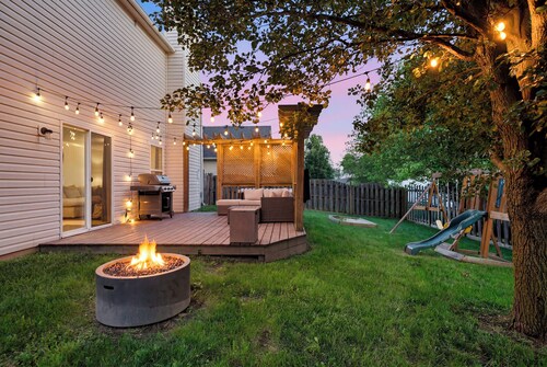 Spacious for Groups & Families~Hot Tub~Private Yard~Walk to Ruoff~Dog Friendly!