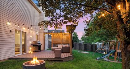 Spacious for Groups & Families~Hot Tub~Private Yard~Walk to Ruoff~Dog Friendly!