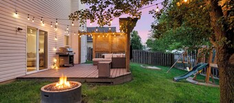 Spacious for Groups & Families~Hot Tub~Private Yard~Walk to Ruoff~Dog Friendly!