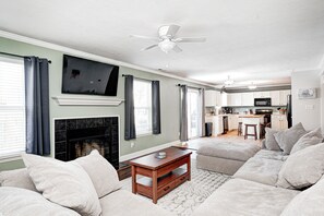 Smart TV, fireplace