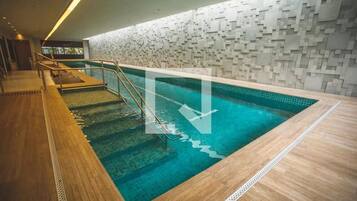 Piscina interna, piscina aquecida