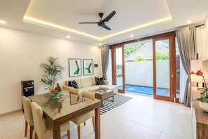 Villa familiar, 2 habitaciones | Sala de estar | Televisión de pantalla plana 