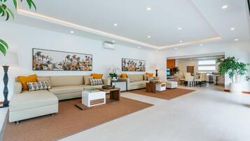 Villa familiar, 4 habitaciones, vista a la alberca | Sala de estar | Televisión de pantalla plana