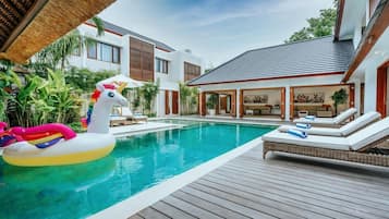 Villa familiar, 4 habitaciones, vista a la alberca | Comedor